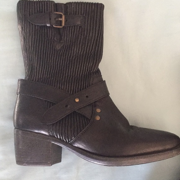 Uggs - Picture 2 of 6